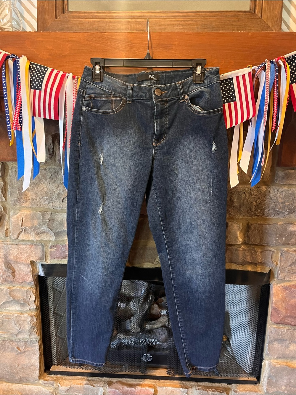1822 Denim Straight Leg Jeans in Dark Blue with Faded Detail size 10 inseam 27